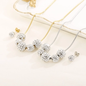 Parure élégante en acier titane avec colliers et boucles d'oreilles à boules de zircons