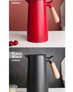 Detail of 1L Nordic thermal carafe with wooden handle in red and piano black finish