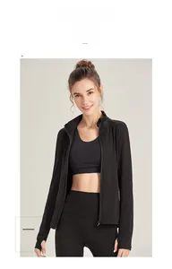 Ensemble de sport noir comprenant veste zippée, brassière et legging taille haute femme