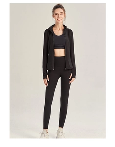 Vue de face de l'ensemble de sport noir trois pièces pour femmes avec veste et legging taille haute
