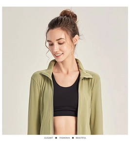 Détail d'une veste de sport vert clair avec fermeture éclair à col montant et tissu respirant