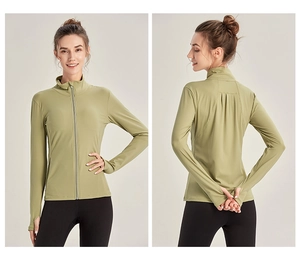 Détail de la veste de sport vert herbe avec fermeture éclair, col montant et passe-pouces