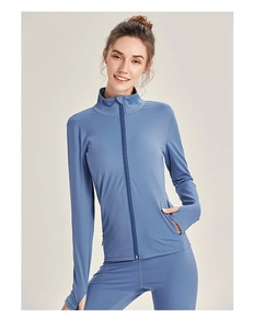 Détail de la veste de sport bleue avec col montant, poches zippées et passe-pouces aux poignets