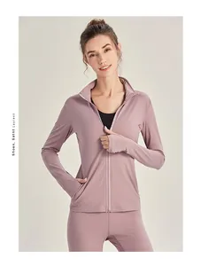 Détail de la veste de yoga gris-violet avec col montant et passe-pouces aux poignets