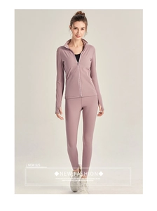 Détail d'une veste de sport avec passe-pouces et legging de yoga en tissu mauve clair