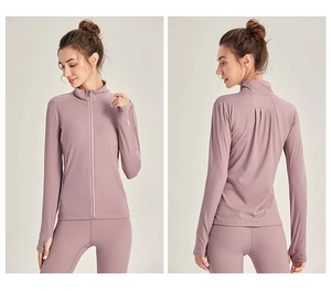Détail de la veste yoga violette avec passe-pouces et dos plissé pour fitness