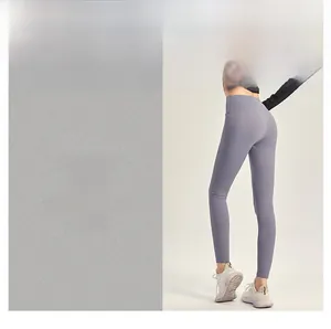 Détail du pantalon de yoga violet à taille haute en tissu respirant évacuant l'humidité
