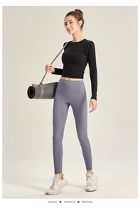 Détail du legging de yoga taille haute avec des motifs ajourés découpés au laser