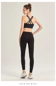 Vue arrière du pantalon de yoga noir taille haute et soutien-gorge de sport croisé