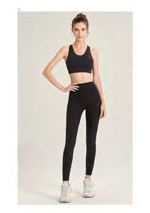 Détail des perforations respirantes sur le côté du legging de sport noir taille haute