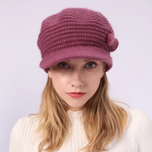Damen-Strickmütze in Lila mit Schirm, warmem Fleecefutter und seitlichem Bommel-Detail
