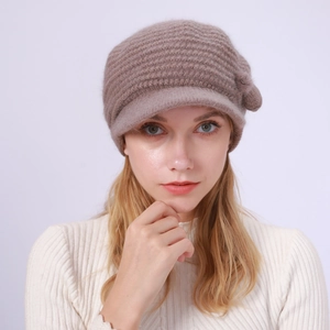 Detailansicht der weichen Strickstruktur und kurzen Krempe dieser warmen Damen-Baskenmütze