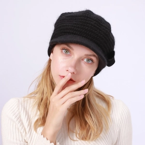 Nahaufnahme der schwarzen Strickmütze mit Schirm und dickem Thermo-Fleecefutter für den Winter