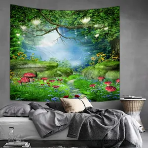 Détail d'une tapisserie de forêt avec lampes et champignons sur un mur de chambre