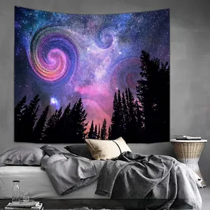 Détail d'une tapisserie de forêt avec impression galaxie étoilée pour décor mural
