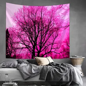 Vue détaillée d'une tapisserie silhouette d'arbre rose et violette pour décor de chambre