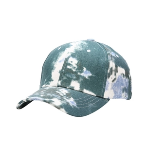 Gros plan sur le motif tie-dye vibrant du tissu de la casquette de baseball à six pans