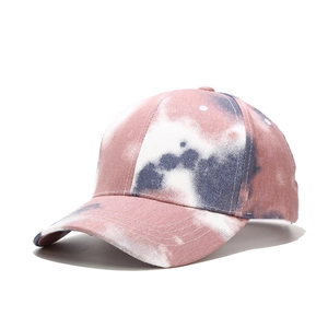 Détail d'une casquette de baseball en coton tie-dye aux motifs abstraits bleus et roses