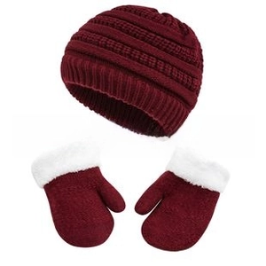 Dettaglio del cappello in maglia rosso vino con paraorecchie e muffole per bambini