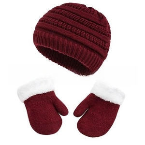 Dettaglio del berretto in maglia e guanti bordeaux con risvolto in peluche bianco