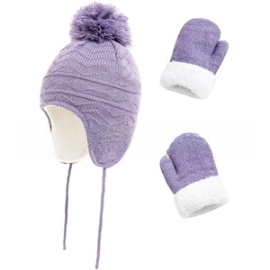 Dettaglio del set cappello e guanti in maglia viola con fodera calda e pompon morbido