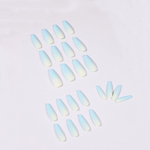 Faux ongles longs coffin avec dégradé bleu et jaune et finition mate élégante