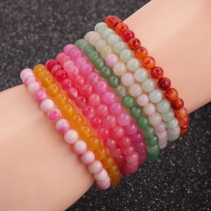 Conjunto de pulseras elásticas de ágata multicolor de 6mm en una mano de maniquí