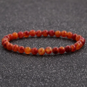Vista detallada de las cuentas de ágata naranja de 6 mm en una pulsera de cuentas