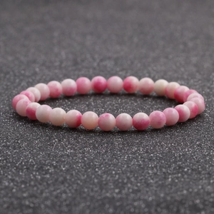 Vista detallada de las cuentas de ágata jaspeada rosa y blanca de 6 mm en una pulsera
