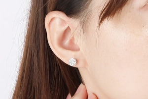 Gros plan de boucles d'oreilles puces en zircon blanc sur mannequin pour un look raffiné