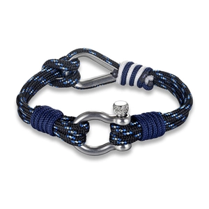 Détail du bracelet en paracorde tressée avec manille en forme de D en acier inoxydable