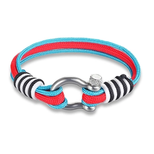 Détail d'un bracelet paracorde tressé multicolore avec manille en U en acier argent