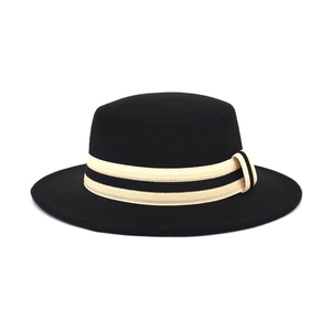 Eleganter schwarzer Wollfilzhut für Damen mit gestreiftem Band und flacher Krempe