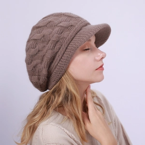 Gorro de punto con visera para mujer con forro polar cálido en color caqui oscuro