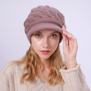 Primer plano detallado del gorro de punto trenzado morado con visera para mujer