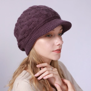 Detalle de gorra de punto violeta que muestra la textura suave y el ajuste térmico cálido