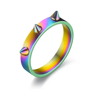 Regenboogkleurige titaniumstalen punkring met drie scherpe kegelvormige spike-details