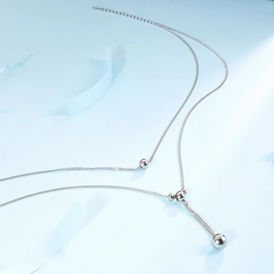 Collier double couche en acier titane argenté avec pendentifs boules pour femmes
