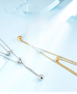 Vue détaillée de colliers double couche en acier titane avec pendentifs perles