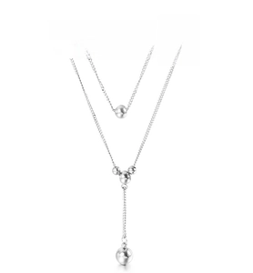 Détail d'un collier double épaisseur en titane argenté avec billes polies et forme en Y