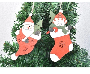 Gros plan d'ornements de Noël en bois rouge et vert suspendus au sapin de Noël