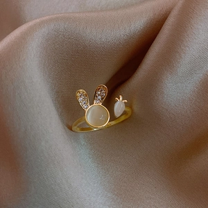 Détail de la bague lapin plaquée or avec pierre œil de chat et pendentif carotte