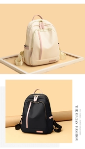 Detalle de mochila de tela Oxford con cremalleras en contraste y correas laterales