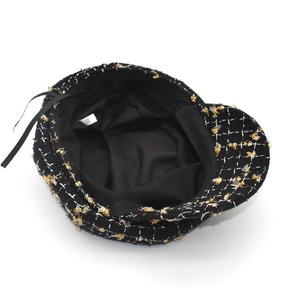 Casquette gavroche en tweed noir avec broderie dorée et vue de l'intérieur