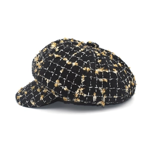 Casquette gavroche classique à carreaux noir et blanc avec accents dorés et forme rétro
