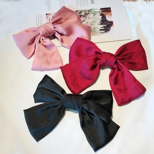 Große Satin-Schleifen-Haarspangen in Rosa, Burgund und Schwarz auf Modemagazinen