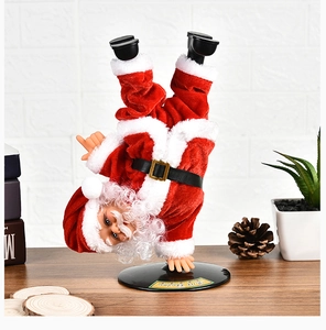 Dettaglio di Babbo Natale breakdance in verticale su un tavolo di legno rustico