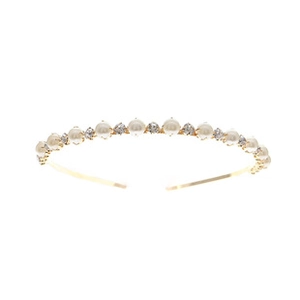 Detailed macro view of the gold headband featuring alternating pearls and crystals