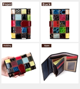 Vue détaillée du portefeuille en cuir patchwork multicolore avec textures animales et fentes