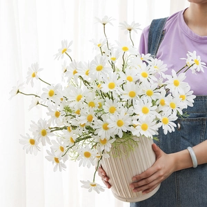 Fiori di margherite artificiali in vaso di ceramica per decorazioni domestiche, bellissima composizione.